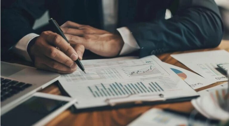What are business goals? How to use the SMART approach to create them